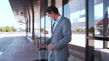 Havaalanında koruyucu maske takan zarif bir iş adamı. Formalite icabı genç bir postacı. Salgın, yeni kontrol kuralları, iş gezisi ve seyahat kavramları.