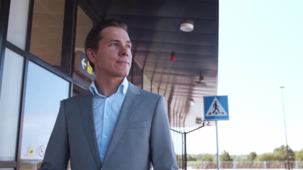Homem Negócios Elegante Usando Máscara Protetora Aeroporto Jovem Empresário Correio — Vídeo de Stock