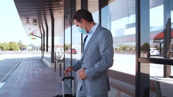 Elegante Hombre Negocios Con Máscara Protectora Aeropuerto Joven Emprendedor Correo — Vídeos de Stock