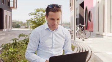 Açık havada çalışan genç ve çekici bir serbest yazar. Ofis çalışanı ya da iş adamı. İş ve sosyal uzaklık kavramları.