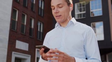 Genç ve çekici serbest çalışan dışarıda dolaşıyor. Ofis çalışanı ya da iş adamı. İş ve emlak kavramları.