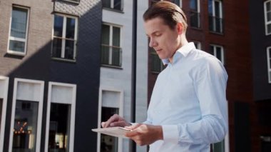 Genç ve çekici serbest çalışan dışarıda dolaşıyor. Ofis çalışanı ya da iş adamı. İş ve emlak kavramları.