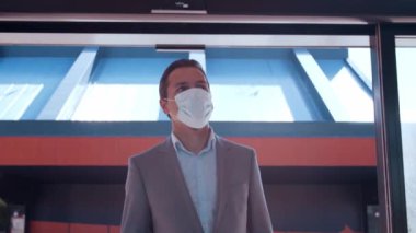 Havaalanında koruyucu maske takan zarif bir iş adamı. Formalite icabı genç bir postacı. Salgın, yeni kontrol kuralları, iş gezisi ve seyahat kavramları.