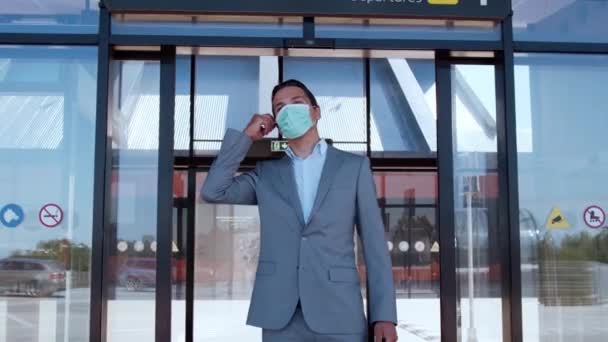 在机场 优雅的商人戴着防护面具 穿正装的年轻邮务企业家 大流行病 新的控制规则 公务旅行和旅行概念 — 图库视频影像
