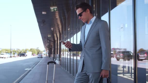 机场的优雅商人 穿正装的年轻邮务企业家 公务旅行和旅行概念 — 图库视频影像