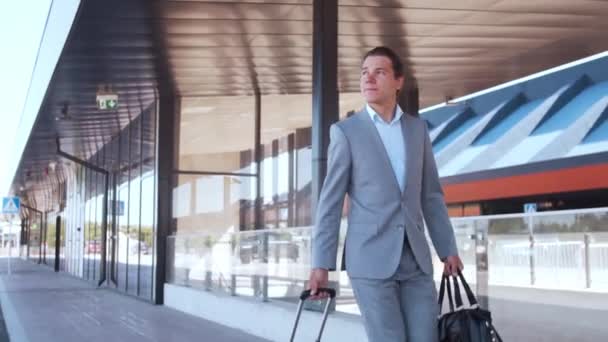 Elegant Affärsman Promenader Med Resväska Längs Flygplatsen Ung Postföretagare Formalplagg — Stockvideo