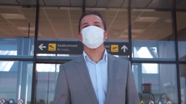 Elegante Hombre Negocios Con Máscara Protectora Aeropuerto Joven Emprendedor Correo — Vídeos de Stock