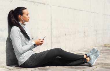 Genç ve sportif esmer kadın dışarıda antrenman yapıyor. Fitness, spor, yaşam tarzı ve sağlık hizmetleri kavramları.