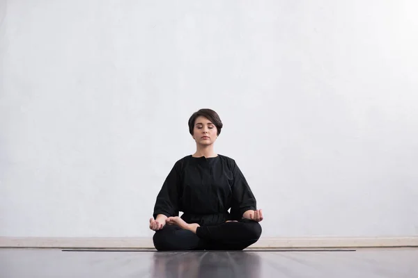 Young Fit Woman Practicing Yoga Indoor Class Stretching Exercise Day — Stock Photo, Image