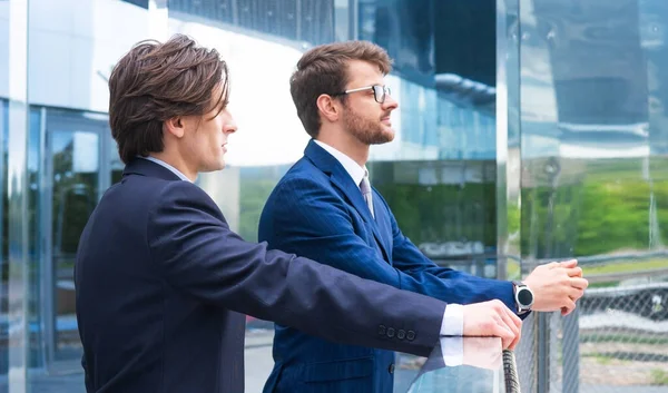 Lagarbete Och Affärsidé Självsäkra Företagare Högtidlig Klädsel Som Samtalar Bank — Stockfoto