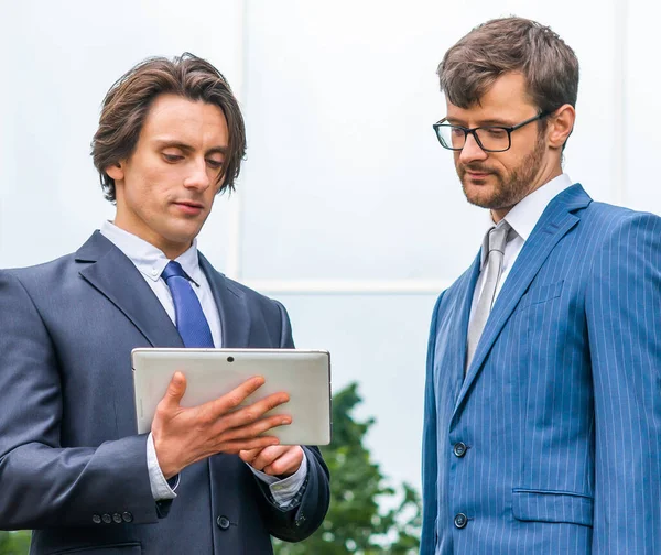 Trabajo Equipo Concepto Negocio Empresarios Confiados Ropa Formal Conversando Sobre — Foto de Stock