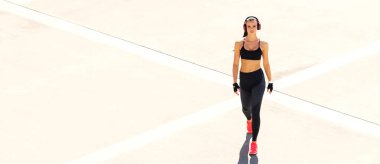 Genç, formda ve sportif bir kadın dışarıda egzersiz yapıyor. Fitness, spor ve sağlıklı yaşam tarzı kavramı.