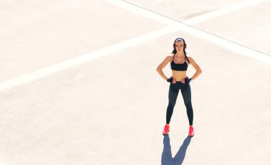 Genç, formda ve sportif bir kadın dışarıda egzersiz yapıyor. Fitness, spor ve sağlıklı yaşam tarzı kavramı.