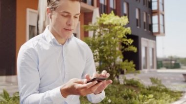 Açık havada çalışan genç ve çekici bir serbest yazar. Ofis çalışanı ya da iş adamı. İş ve sosyal uzaklık kavramları.