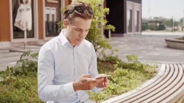 Açık havada çalışan genç ve çekici bir serbest yazar. Ofis çalışanı ya da iş adamı. İş ve sosyal uzaklık kavramları.