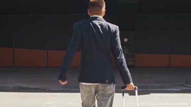 Havaalanındaki zarif iş adamı. Formalite icabı genç bir postacı. İş gezisi ve seyahat kavramları.