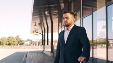 Havaalanındaki zarif iş adamı. Formalite icabı genç bir postacı. İş gezisi ve seyahat kavramları.