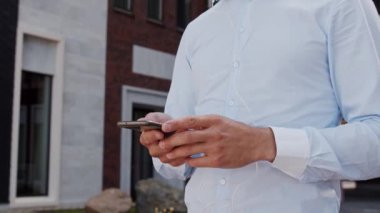 Genç ve çekici serbest çalışan dışarıda dolaşıyor. Ofis çalışanı ya da iş adamı. İş ve emlak kavramları.