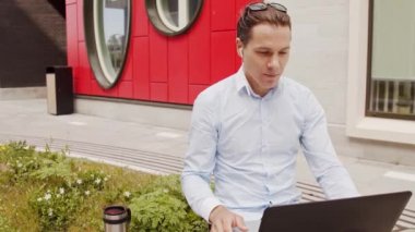 Açık havada çalışan genç ve çekici bir serbest yazar. Ofis çalışanı ya da iş adamı. İş ve sosyal uzaklık kavramları.