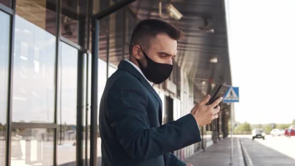 Elegant Businessman Wearing Protective Mask Airport Young Mail Entrepreneur Formalwear — Stock Video