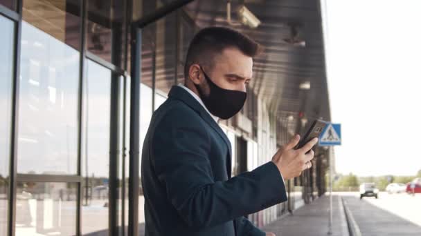 Homem Negócios Elegante Usando Máscara Protetora Aeroporto Jovem Empresário Correio — Vídeo de Stock