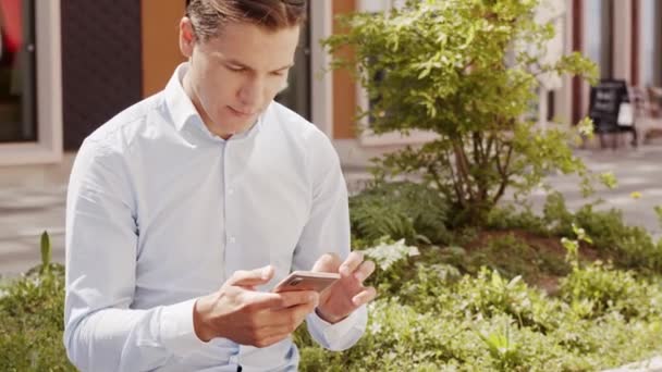 Mladý Atraktivní Volné Noze Pracující Venku Kancelářský Pracovník Nebo Podnikatel — Stock video