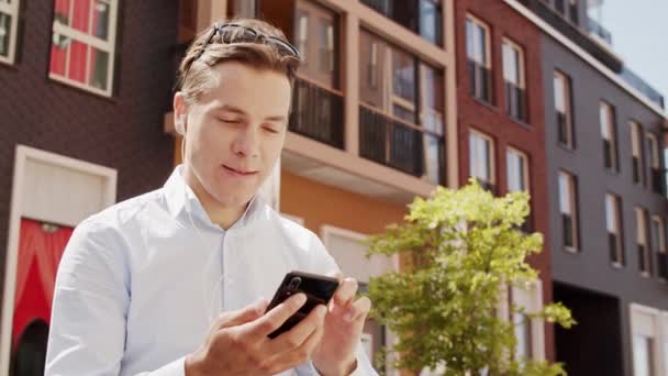 Jonge Aantrekkelijke Freelancer Die Buiten Werkt Kantoormedewerker Zakenman Bedrijfs Sociale — Stockvideo