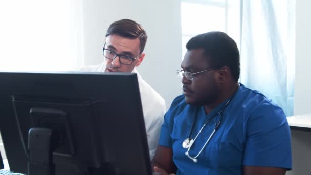 Médecin Chirurgien Travaillant Dans Bureau Hôpital Utilisant Technologie Informatique Travailleurs — Video