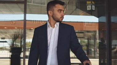 Havaalanındaki zarif iş adamı. Formalite icabı genç bir postacı. İş gezisi ve seyahat kavramları.