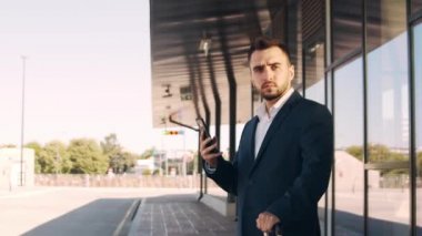 Havaalanındaki zarif iş adamı. Formalite icabı genç bir postacı. İş gezisi ve seyahat kavramları.