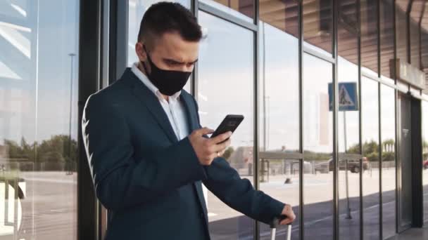 Homem Negócios Elegante Usando Máscara Protetora Aeroporto Jovem Empresário Correio — Vídeo de Stock