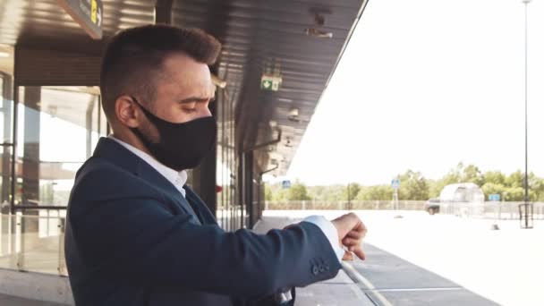 Eleganter Geschäftsmann Mit Schutzmaske Auf Dem Flughafen Junger Briefunternehmer Formalbekleidung — Stockvideo