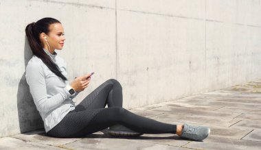 Genç ve sportif esmer kadın dışarıda antrenman yapıyor. Fitness, spor, yaşam tarzı ve sağlık hizmetleri kavramları.