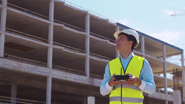 조작자 헬멧과 조끼를 건축가 사무실 건물과 크레인의 부동산 — 비디오