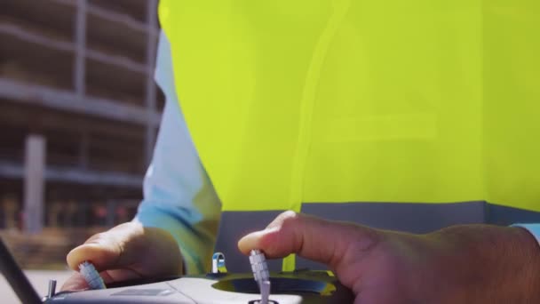 Opérateur Drone Professionnel Réalité Virtuelle Casque Debout Devant Chantier Construction — Video