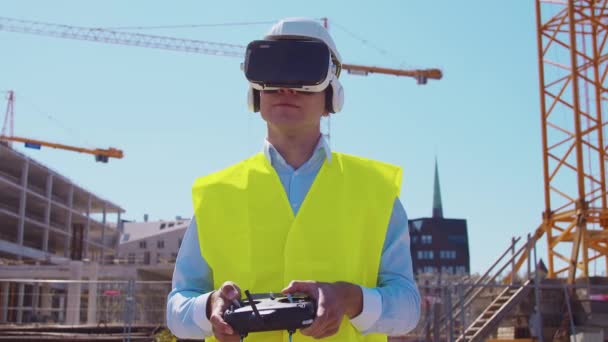 Profesionální Drone Operátor Přilbě Virtuální Reality Stojí Před Staveništěm Builder — Stock video