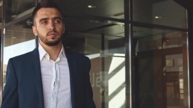 Havaalanındaki zarif iş adamı. Formalite icabı genç bir postacı. İş gezisi ve seyahat kavramları.