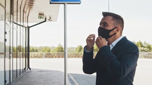 Élégant Homme Affaires Portant Masque Protection Aéroport Jeune Entrepreneur Courrier — Video