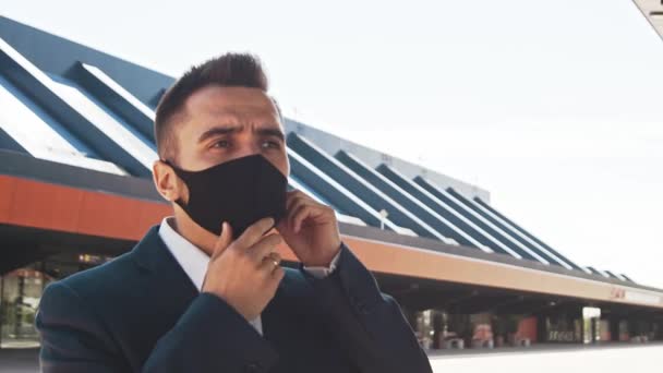 Elegante Hombre Negocios Con Máscara Protectora Aeropuerto Joven Emprendedor Correo — Vídeos de Stock