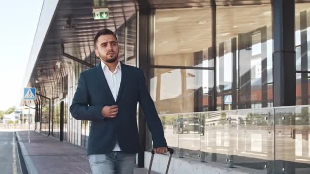 Elegante Hombre Negocios Aeropuerto Joven Emprendedor Correo Ropa Formal Viajes — Vídeos de Stock