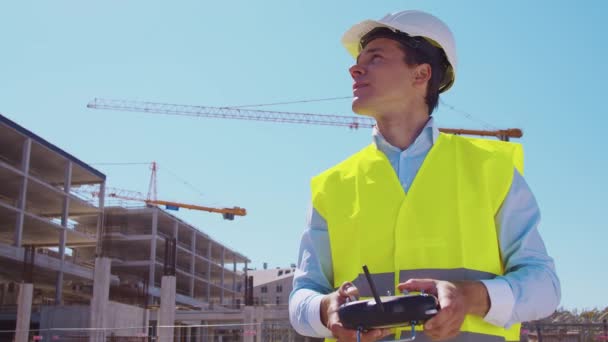 Operador Drones Con Mando Distancia Constructor Profesional Casco Chaleco Pie — Vídeos de Stock