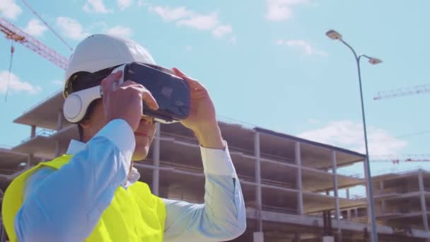 Profesionální Stavitel Helmě Stojící Před Staveništěm Využívající Virtuální Rozšířené Reality — Stock video