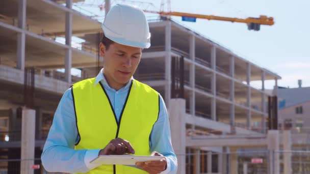 Constructeur Professionnel Debout Avec Ordinateur Tablette Face Chantier Construction Contremaître — Video