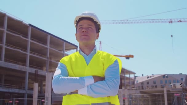 Costruttore Professionista Piedi Fronte Cantiere Caposquadra Con Casco Giubbotto Edificio — Video Stock