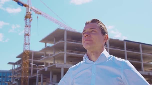 Homme Affaires Debout Devant Chantier Construction Bâtiment Bureaux Fond Grue — Video