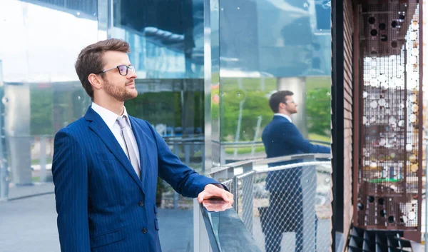 Selbstbewusster Geschäftsmann Formalem Gewand Der Vor Einem Bürogebäude Über Banken — Stockfoto