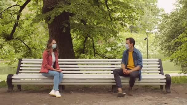 Junges Glückliches Liebevolles Paar Beim Date Auf Der Parkbank Während — Stockvideo