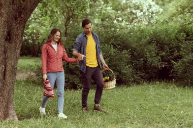 Genç, mutlu, sevgi dolu bir çiftin parkta randevusu var. İlişkiler, arkadaşlık ve aşk kavramı.