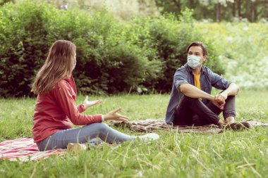 Coronavirus kilitleme krizi sırasında. İlişkiler, arkadaşlık ve aşk kavramı. Sosyal uzaklık ve virüs koruma kavramları.