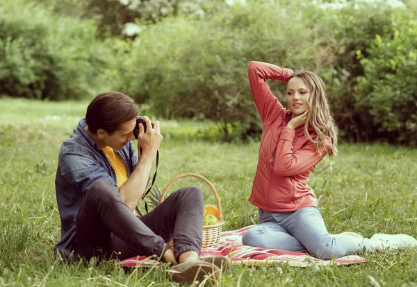 Casal Jovem Feliz Amoroso Ter Encontro Parque Relações Amizade Conceito — Fotografia de Stock